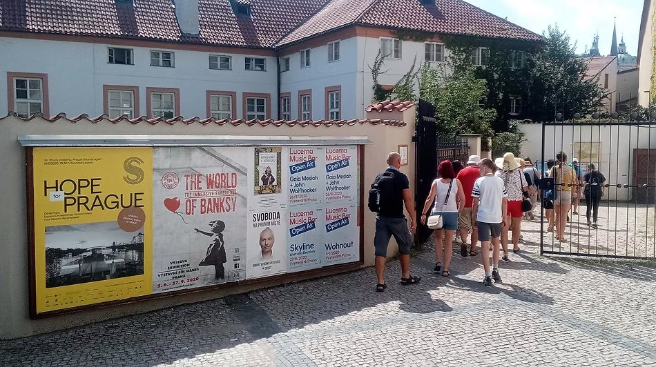 Výlepová plocha metro Malostranská u výstupu z metra, Praha 1