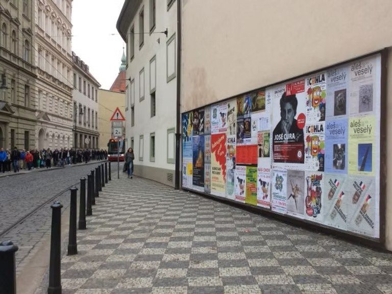 Výlepová plocha u zdi Valdštejnské zahrady, Praha 1